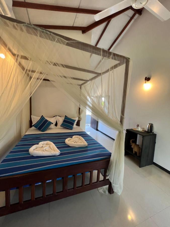 Hotel Pineapple Surf à Ahangama Extérieur photo