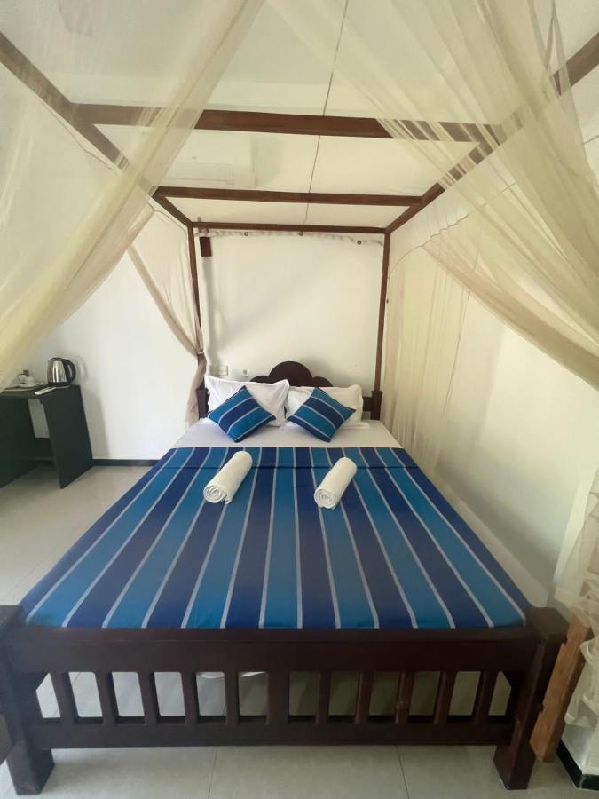 Hotel Pineapple Surf à Ahangama Extérieur photo